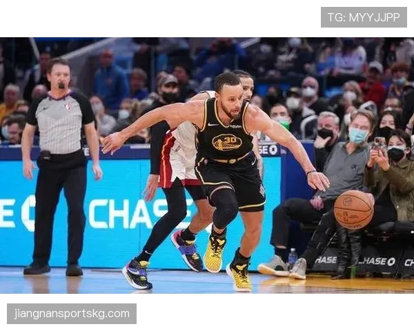 格林为库里挡拆制造错位，较上季提升空位三分效率