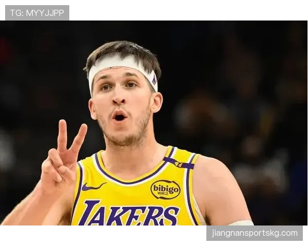 奥斯汀·里夫斯凭借无球跑位拉开空间提升团队外线效率