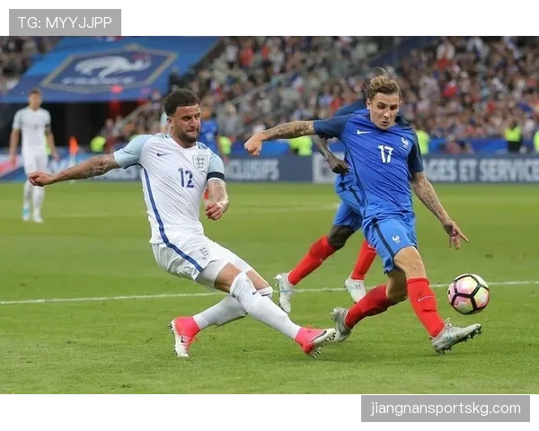 凯尔·沃克三中卫与边后卫多角色切换的战术价值